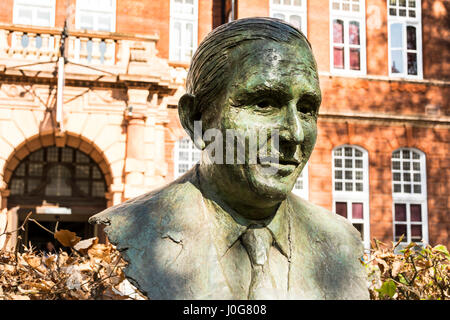 Eine Bronzestatue von Herrn Wolfson im Queen Square, London, England, UK Stockfoto