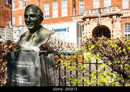 Eine Bronzestatue von Herrn Wolfson im Queen Square, London, England, UK Stockfoto