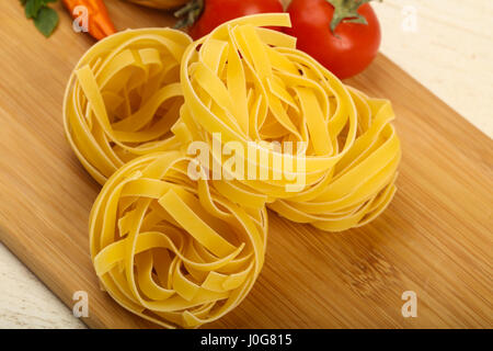 Rohe Fettucine Nudeln bereit für bowling Stockfoto