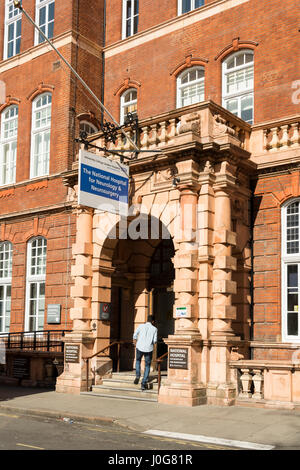 Der Eintritt in das nationale Krankenhaus für Neurologie und Neurochirurgie am Queen Square, London, WC1, UK Stockfoto