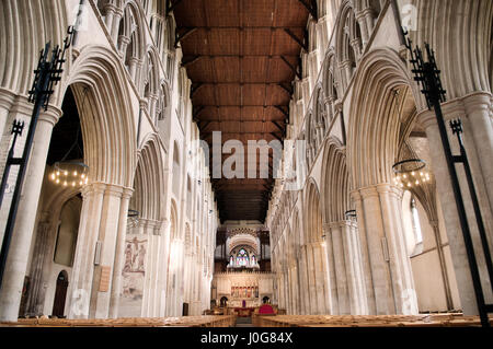 Kathedrale innen Tageslicht im Weitwinkel Stockfoto
