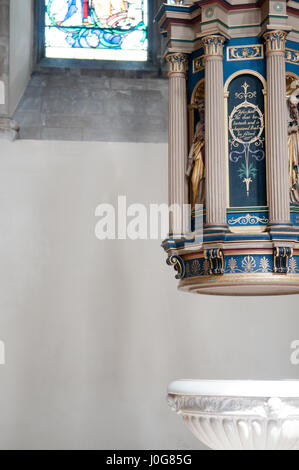 Reich verzierte steinernes Taufbecken in der Kirche Stockfoto