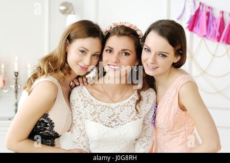 Team-Braut. Frauen feiern Junggesellenabschied Stockfoto