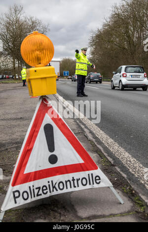 Polizeikontrolle LKW, auf der Autobahn A555 in Köln, zusammen mit Bräuchen, Tasche und TÜV, Stockfoto