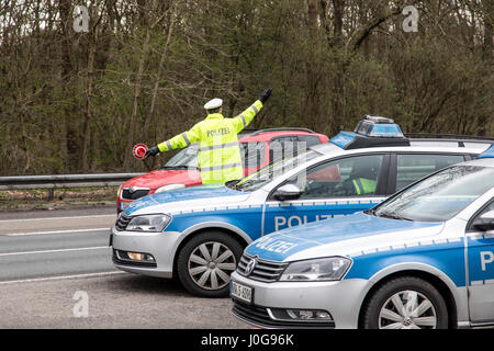 Polizeikontrolle LKW, auf der Autobahn A555 in Köln, zusammen mit Bräuchen, Tasche und TÜV, Stockfoto