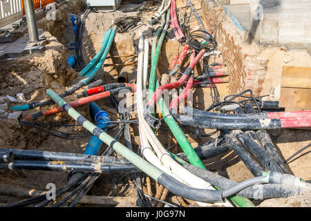 Kabel, Leitungen, verwickeln sich in einer Baustelle, Versorgungsleitungen gelöscht bei Bauarbeiten, Friedrichstraße in Düsseldorf, Deutschland Stockfoto