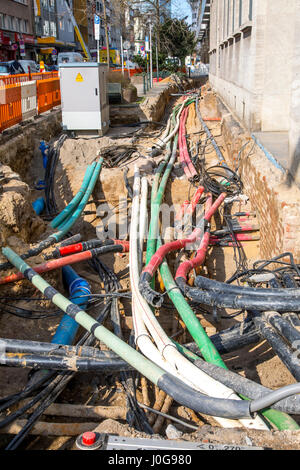 Kabel, Leitungen, verwickeln sich in einer Baustelle, Versorgungsleitungen gelöscht bei Bauarbeiten, Friedrichstraße in Düsseldorf, Deutschland Stockfoto