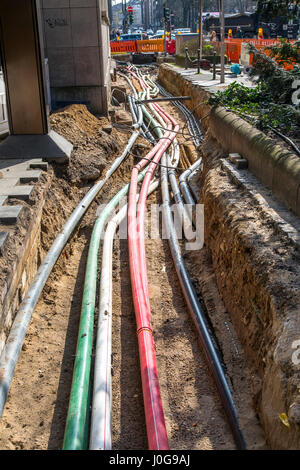 Kabel, Leitungen, verwickeln sich in einer Baustelle, Versorgungsleitungen gelöscht bei Bauarbeiten, Friedrichstraße in Düsseldorf, Deutschland Stockfoto