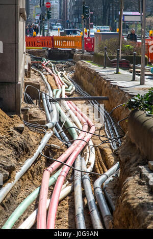 Kabel, Leitungen, verwickeln sich in einer Baustelle, Versorgungsleitungen gelöscht bei Bauarbeiten, Friedrichstraße in Düsseldorf, Deutschland Stockfoto