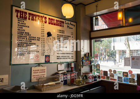 Innenraum des Fish and Chip Shops von Fryer's Delight in der Theobalds Road, Holborn, London, England, Großbritannien Stockfoto