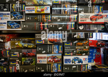 Boxen von Revell Selbstmontage Modellautos stapeln sich in den Regalen zum Verkauf in "Die Albatros" traditionellen altmodischen Spielzeug, Hobby und Modell-Shop, Aberystwyth Wales UK Stockfoto