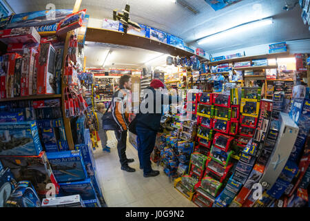 Kunden kaufen Modell Spielzeug in "The Albatros" traditionellen altmodischen Spielzeug, Hobby und Modell-Shop, Aberystwyth Wales UK Stockfoto