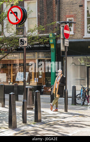 Geschäfte und Käufern auf Lamb es Conduit Street in Bloomsbury, London, UK Stockfoto