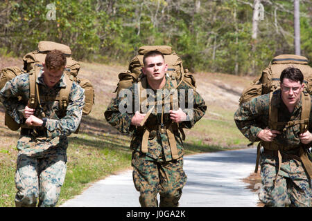 Marines führen eine zeitgesteuerte 20 Kilometer Ruck während ein Scout Sniper Screener in Camp Lejeune, North Carolina, 3. April 2017 laufen. Die Screener getestet die Marines physischen und psychischen Grenzen durch hartes Training. Die Marines sind mit 8. Marine Regiment, 2. Bataillon, 2. Marine-Division. (Foto: U.S. Marine Corps Sgt. Clemente C. Garcia) Stockfoto