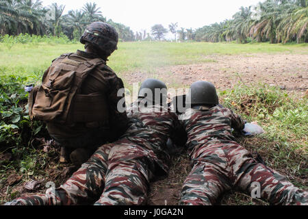 CPL Robert Piedra, ein Schütze mit speziellen Zweck Marine Air-Ground Task Force – Crisis Response-Afrika beobachtet Soldaten mit der kamerunischen Marine Commando Company die PKM Maschinengewehr auf Isongo Trainingsbereich, Limbe, Kamerun, 24. Feb. Feuer. 2017 diese Marines dienen als das Grundkampfelement für SPMAGTF-CR-AF, ermöglichen den Schutz von US-Soldaten, Eigentum und Interessen in Europa und Afrika. (Foto: U.S. Marine Corps CPL. Seth Carney/freigegeben) Stockfoto