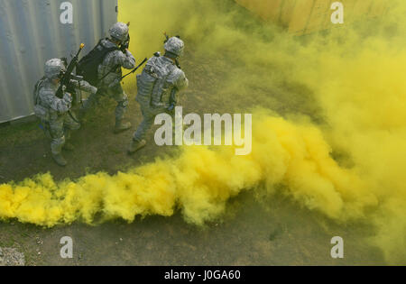 Studenten der 435th Sicherheit Kräfte Squadron Ground Combat Readiness Training Center Security Operations Kurs taktisch weiter von einem simulierten Dorf während der städtischen Operationen Teil des Kurses U.S. Army Garrison Baumholder, Deutschland, 4. April 2017. Die zwei-Wochen-Kurs begann März 24 und bietet Einsatzvorbereitenden Ausbildung Sicherheit Flieger zwingt, die wohl gehen wird. Flieger, die 86. SFS, 422. SFS 100. SFS und 569th US Kräfte Polizei Geschwader zugewiesen beteiligte sich an den Kurs. (Foto: Senior Airman Tryphena Mayhugh US Air Force) Stockfoto