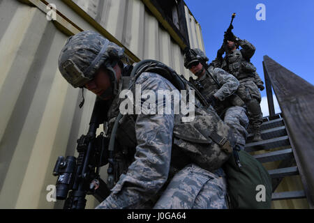 Senior Airman Rachel Newell, 569th US Kräfte Polizei Squadron Streifenpolizist führt andere Studenten von der 435th Security Forces Squadron Ground Combat Readiness Training Center Security Operations Kurs zurück zu ihrer Basis während der städtischen Operationen Teil des Kurses am U.S. Army Garrison Baumholder, Deutschland, 4. April 2017. Flieger zugewiesen 86th SFS, 422. SFS, 100. SFS und 569th USFPS nahm an den Kurs. (Foto: Senior Airman Tryphena Mayhugh US Air Force) Stockfoto