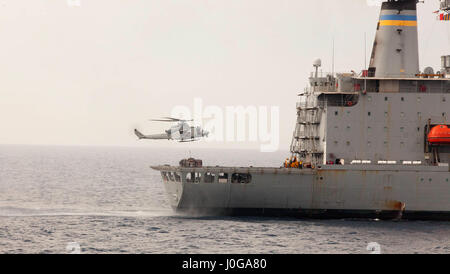 170405-M-AS864-073 Mittelmeer (5. April 2017) ein Huey Hubschrauber UH-1Y betrieben von Marines zugewiesen Marine Medium Tiltrotor Geschwader 365 (Reinforced) schwebt über den Military Sealift Command Flotte Nachschub Öler USNS Joshua Humphreys (T-AO 188) zum Abrufen von Cargo-Paletten und liefern sie an die amphibische Transportschiff der Dock USS Mesa Verde (LPD 19) während einer vertikalen Nachschub 5. April 2017. Die 24. Marine Expeditionary Unit ist im Gange mit der Bataan amphibische bereit Gruppe zur Unterstützung der Sicherheit im Seeverkehr Operationen und Sicherheitsbemühungen Zusammenarbeit Theater in den USA 6 Stockfoto