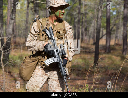 PFC. Erich B. Vlaar führt eine Fuß-Patrouille während ein Scout Sniper Screener in Camp Lejeune, North Carolina, 3. April 2017. Die Screener testeten die Marines Fähigkeit, grundlegende Infanterie Aufgaben um die am besten geeigneten Kandidaten für den Scout Sniper-Grundkurs zu finden. Vlaar ist eine grundlegende Schütze mit 8. Marine Regiment, 2. Bataillon, 2. Marine-Division. (Foto: U.S. Marine Corps Sgt. Clemente C. Garcia) Stockfoto