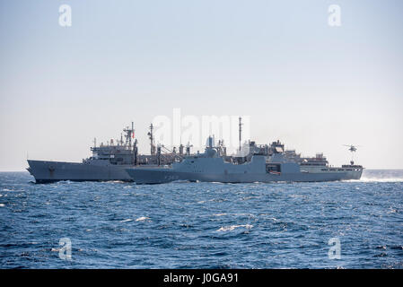 170405-N-YL257-112 arabischen Golf (5. April 2017), die die dänischen Fregatte HDMS Peter Willemoes (F 362) neben der schnell Kampfunterstützung Segel Schiff USNS liefern (T-AOE-6), während Nachschub auf See. Willemoes bereitgestellt wird, in den USA 5. Flotte Bereich der Maßnahmen zur Erhöhung der Sicherheit im Seeverkehr Operationen, Verbündete und Partner zu beruhigen, und die Freiheit der Schifffahrt und den freien Fluss des Handels in der Region zu erhalten. (Foto: U.S. Navy Mass Communication Specialist 3. Klasse Christopher Gaines/freigegeben) Stockfoto