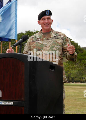 Chief Warrant Officer 5 spricht Daniel Villarreal, ausgehende Befehl chief Warrant Officer für die 8. Theater Sustainment Command, die Soldaten des 8. TSC seine Änderung der Zuständigkeiten Zeremonie am 6. April um den Hale Ikena auf Fort Shafter auf Hawaii. Stockfoto