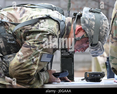 US Army Pfc. Sung Hoon Lee, 2. Bataillon, 1. Luft-Verteidigung-Artillerie Medic sendet eine simulierte Medevac-Anforderung während der 35. Air Defense Artillery Brigade Experte Bereich medizinische Abzeichen Vorrundenspielen auf Osan Air Base, Republik Korea, 6. April 2017. Ziel des Wettbewerbs war es, Sanitäter Ausbildung zusammenzubringen und bestimmen, welche die Fähigkeit haben und lösen bei der 8. Armee Experte Bereich medizinische Abzeichen Wettbewerb zu gewinnen. (Foto: U.S. Air Force Staff Sgt. Alex Fox Echols III) Stockfoto