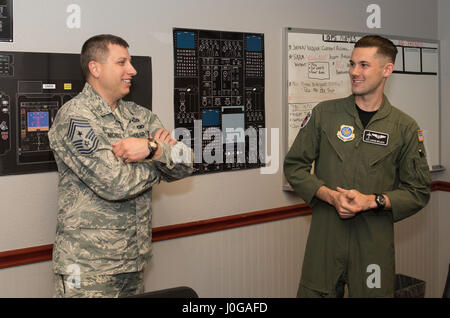 Chief Master Sgt. Steve Nichols, 60 Air Mobility Wing Befehl Chef und Flieger 1. Klasse Aaron Walker, 22. Airlift Squadron, zusammengetan, um Loadmaster Aufgaben an Travis Air Force Base, Kalifornien, 7. April 2017 als Teil der Werke mit Flieger-Programm. Walker ging Nichols durch den Prozess der eine Belastung eine hohe Mobilität Mehrzweck Rädern Fahrzeug (HMMWV) in eine C5-M Super Galaxy-Flugzeug. Die Werke mit Flieger-Programm soll Flügel Führung ermöglichen die Möglichkeit, Schatten junior eingetragenen Flieger und erhalten aus erster Hand Erfahrungen wie der Flieger Pflichten und Verantwortlichkeiten schwie- Stockfoto