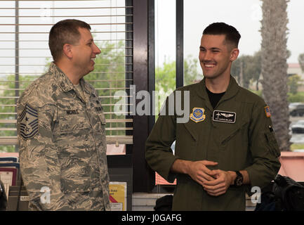 Chief Master Sgt. Steve Nichols, 60 Air Mobility Wing Befehl Chef und Flieger 1. Klasse Aaron Walker, 22. Airlift Squadron, zusammengetan, um Loadmaster Aufgaben an Travis Air Force Base, Kalifornien, 7. April 2017 als Teil der Werke mit Flieger-Programm. Walker ging Nichols durch den Prozess der eine Belastung eine hohe Mobilität Mehrzweck Rädern Fahrzeug (HMMWV) in eine C5-M Super Galaxy-Flugzeug. Die Werke mit Flieger-Programm soll Flügel Führung ermöglichen die Möglichkeit, Schatten junior eingetragenen Flieger und erhalten aus erster Hand Erfahrungen wie der Flieger Pflichten und Verantwortlichkeiten Contr Stockfoto