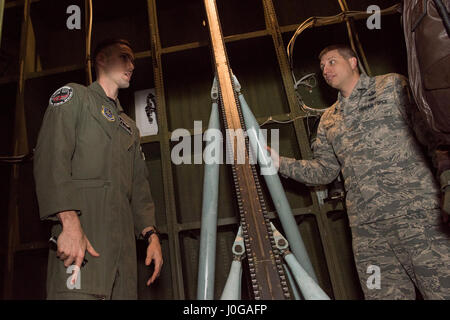 Chief Master Sgt. Steve Nichols, 60 Air Mobility Wing Befehl Chef und Flieger 1. Klasse Aaron Walker, 22. Airlift Squadron, zusammengetan, um Loadmaster Aufgaben an Travis Air Force Base, Kalifornien, 7. April 2017 als Teil der Werke mit Flieger-Programm. Walker ging Nichols durch den Prozess der eine Belastung eine hohe Mobilität Mehrzweck Rädern Fahrzeug (HMMWV) in eine C5-M Super Galaxy-Flugzeug. Die Werke mit Flieger-Programm soll Flügel Führung ermöglichen die Möglichkeit, Schatten junior eingetragenen Flieger und erhalten aus erster Hand Erfahrungen wie der Flieger Pflichten und Verantwortlichkeiten schwie- Stockfoto
