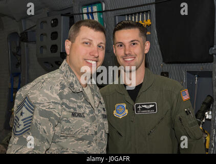Chief Master Sgt. Steve Nichols, 60 Air Mobility Wing Befehl Chef und Flieger 1. Klasse Aaron Walker, 22. Airlift Squadron, zusammengetan, um Loadmaster Aufgaben an Travis Air Force Base, Kalifornien, 7. April 2017 als Teil der Werke mit Flieger-Programm. Walker ging Nichols durch den Prozess der eine Belastung eine hohe Mobilität Mehrzweck Rädern Fahrzeug (HMMWV) in eine C5-M Super Galaxy-Flugzeug. Die Werke mit Flieger-Programm soll Flügel Führung ermöglichen die Möglichkeit, Schatten junior eingetragenen Flieger und erhalten aus erster Hand Erfahrungen wie der Flieger Pflichten und Verantwortlichkeiten schwie- Stockfoto