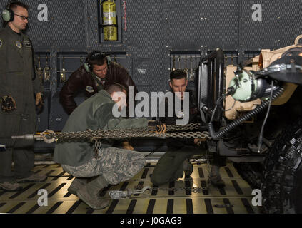 Chief Master Sgt. Steve Nichols, 60 Air Mobility Wing Befehl Chef und Flieger 1. Klasse Aaron Walker, 22. Airlift Squadron, zusammengetan, um Loadmaster Aufgaben an Travis Air Force Base, Kalifornien, 7. April 2017 als Teil der Werke mit Flieger-Programm. Walker ging Nichols durch den Prozess der eine Belastung eine hohe Mobilität Mehrzweck Rädern Fahrzeug (HMMWV) in eine C5-M Super Galaxy-Flugzeug. Die Werke mit Flieger-Programm soll Flügel Führung ermöglichen die Möglichkeit, Schatten junior eingetragenen Flieger und erhalten aus erster Hand Erfahrungen wie der Flieger Pflichten und Verantwortlichkeiten schwie- Stockfoto