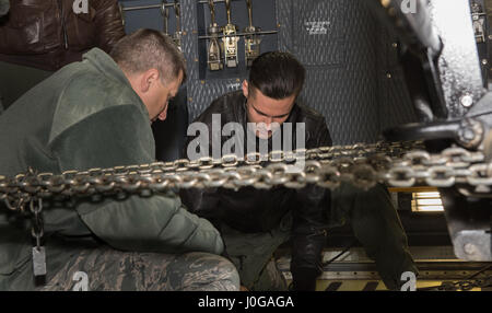 Chief Master Sgt. Steve Nichols, 60 Air Mobility Wing Befehl Chef und Flieger 1. Klasse Aaron Walker, 22. Airlift Squadron, zusammengetan, um Loadmaster Aufgaben an Travis Air Force Base, Kalifornien, 7. April 2017 als Teil der Werke mit Flieger-Programm. Walker ging Nichols durch den Prozess der eine Belastung eine hohe Mobilität Mehrzweck Rädern Fahrzeug (HMMWV) in eine C5-M Super Galaxy-Flugzeug. Die Werke mit Flieger-Programm soll Flügel Führung ermöglichen die Möglichkeit, Schatten junior eingetragenen Flieger und erhalten aus erster Hand Erfahrungen wie der Flieger Pflichten und Verantwortlichkeiten schwie- Stockfoto