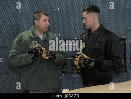 Chief Master Sgt. Steve Nichols, 60 Air Mobility Wing Befehl Chef und Flieger 1. Klasse Aaron Walker, 22. Airlift Squadron, zusammengetan, um Loadmaster Aufgaben an Travis Air Force Base, Kalifornien, 7. April 2017 als Teil der Werke mit Flieger-Programm. Walker ging Nichols durch den Prozess der eine Belastung eine hohe Mobilität Mehrzweck Rädern Fahrzeug (HMMWV) in eine C5-M Super Galaxy-Flugzeug. Die Werke mit Flieger-Programm soll Flügel Führung ermöglichen die Möglichkeit, Schatten junior eingetragenen Flieger und erhalten aus erster Hand Erfahrungen wie der Flieger Pflichten und Verantwortlichkeiten schwie- Stockfoto