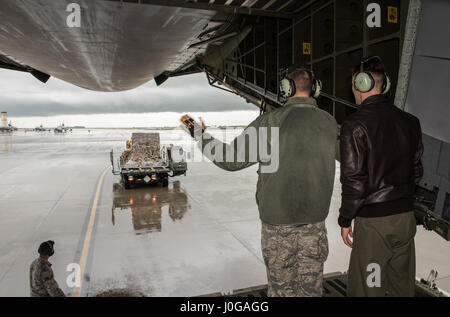 Chief Master Sgt. Steve Nichols, 60 Air Mobility Wing Befehl Chef und Flieger 1. Klasse Aaron Walker, 22. Airlift Squadron, zusammengetan, um Loadmaster Aufgaben an Travis Air Force Base, Kalifornien, 7. April 2017 als Teil der Werke mit Flieger-Programm. Walker ging Nichols durch den Prozess der eine Belastung eine hohe Mobilität Mehrzweck Rädern Fahrzeug (HMMWV) in eine C5-M Super Galaxy-Flugzeug. Die Werke mit Flieger-Programm soll Flügel Führung ermöglichen die Möglichkeit, Schatten junior eingetragenen Flieger und erhalten aus erster Hand Erfahrungen wie der Flieger Pflichten und Verantwortlichkeiten schwie- Stockfoto