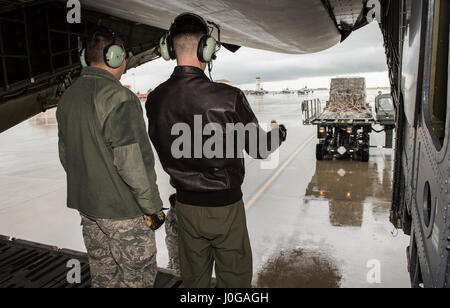 Chief Master Sgt. Steve Nichols, 60 Air Mobility Wing Befehl Chef und Flieger 1. Klasse Aaron Walker, 22. Airlift Squadron, zusammengetan, um Loadmaster Aufgaben an Travis Air Force Base, Kalifornien, 7. April 2017 als Teil der Werke mit Flieger-Programm. Walker ging Nichols durch den Prozess der eine Belastung eine hohe Mobilität Mehrzweck Rädern Fahrzeug (HMMWV) in eine C5-M Super Galaxy-Flugzeug. Die Werke mit Flieger-Programm soll Flügel Führung ermöglichen die Möglichkeit, Schatten junior eingetragenen Flieger und erhalten aus erster Hand Erfahrungen wie der Flieger Pflichten und Verantwortlichkeiten schwie- Stockfoto