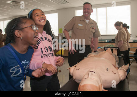 170407-N-GM597-066 Portsmouth, Virginia (7. April 2017) eine Gruppe von Sechstklässler von Park View Elementary School Lachen nach dem Anhören des Schaufensterpuppe Schrei, weil einer der Simulation Techniker die Schaufensterpuppe Stimme Modulator geändert. Mehr als ein Dutzend Mitarbeiter von Naval Medical Center Portsmouth teilgenommen Career Day an der Grundschule in Portsmouth durch die Einrichtung von drei interaktiven Wissenschaft, Technologie, Ingenieurwesen und Mathematik STEM-Stationen in der Schule-Science-Lab. (US Navy Foto von Rebecca A. Perron/freigegeben) Stockfoto