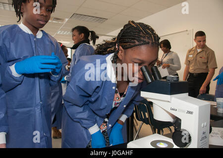 170407-N-GM597-078 Portsmouth, Virginia (7. April 2017) A Park View Elementary School Fünftklässler sieht durch ein Mikroskop im Labor Bahnhof um Fehler auf ein Löwenzahn zu sehen. Mehr als ein Dutzend Mitarbeiter von Naval Medical Center Portsmouth teilgenommen Career Day an der Grundschule in Portsmouth durch die Einrichtung von drei interaktiven Wissenschaft, Technologie, Ingenieurwesen und Mathematik STEM-Stationen in der Schule-Science-Lab. (US Navy Foto von Rebecca A. Perron/freigegeben) Stockfoto