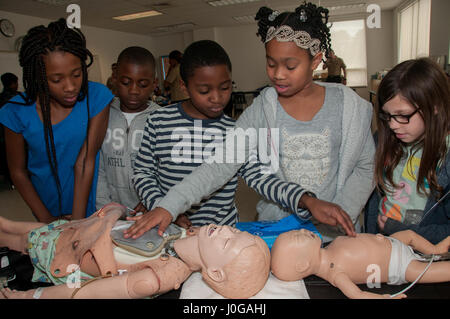 170407-N-GM597-112-Portsmouth, Virginia (7. April 2017) vierte Klasse Schüler in Park View Elementary School berühren das Kind und Säugling medizinische Simulation Schaufensterpuppen, wie weichen oder festen die Komponenten zu bestimmen sind. Mehr als ein Dutzend Mitarbeiter von Naval Medical Center Portsmouth teilgenommen Career Day an der Grundschule in Portsmouth durch die Einrichtung von drei interaktiven Wissenschaft, Technologie, Ingenieurwesen und Mathematik STEM-Stationen in der Schule-Science-Lab. (US Navy Foto von Rebecca A. Perron/freigegeben) Stockfoto