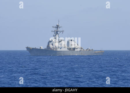 170407-N-JI086-384 Mittelmeer (7. April 2017) geführte Flugkörper Zerstörer USS Ross (DDG 71) Transite Mittelmeer, 7. April 2017. Ross, vorwärts-eingesetzt in Rota, Spanien, führt Marinebetriebe in den USA 6. Flotte Bereich der Maßnahmen zur Erhöhung der Sicherheit der Vereinigten Staaten in Europa interessiert. (Foto: U.S. Navy Mass Communication Specialist 3. Klasse Ford Williams/freigegeben) Stockfoto