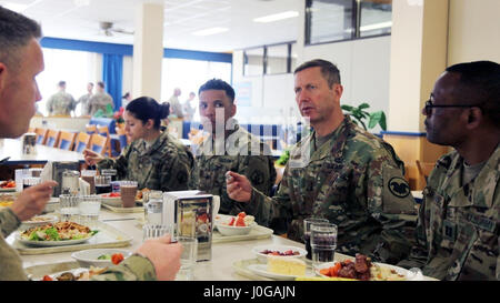 KAISERSLAUTERN, Deutschland – Generalmajor David Conboy, United States Army Reserve Command Kommandierender General der Operationen und stellvertretender Kommandeur, spricht mit Unternehmen – Grade Offiziere vom 7. Mission Unterstützung Befehl, am 8. April in der Clock Tower Restaurants Einrichtung auf Kleber Kaserne. Conboy wurde April 8-9 besuchen, um über den MSC Bereitschaft unterrichtet werden. (US-Armee Foto von Captain Doug Magill, 7. Mission Unterstützung Befehl Public Affairs) Stockfoto