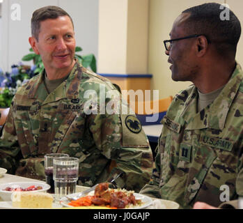 KAISERSLAUTERN, Deutschland – Generalmajor David Conboy, United States Army Reserve Command Kommandierender General der Operationen und stellvertretender Kommandeur, spricht mit Captain Jean Segning, Logistik Offizier, 7. Mission Support Command, 8. April in der Clock Tower Restaurants Einrichtung. Conboy besuchten den Befehl April 8-9 auf der MSC Bereitschaft informiert werden. (US-Armee Foto von Captain Doug Magill, 7. Mission Unterstützung Befehl Public Affairs) Stockfoto