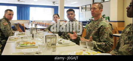 KAISERSLAUTERN, Deutschland – Generalmajor David Conboy, United States Army Reserve Command Kommandierender General der Operationen und stellvertretender Kommandeur, spricht mit Unternehmen – Grade Offiziere vom 7. Mission Unterstützung Befehl, am 8. April in der Clock Tower Restaurants Einrichtung auf Kleber Kaserne. Conboy wurde April 8-9 besuchen, um über den MSC Bereitschaft unterrichtet werden. (US-Armee Foto von Captain Doug Magill, 7. Mission Unterstützung Befehl Public Affairs) Stockfoto