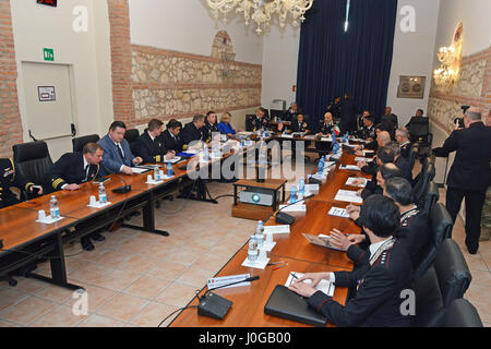 Admiral Michelle Howard, NATO JFC Neapel Commander, bei Treffen in das Center of Excellence für Stabilität Polizei-Einheiten (CoESPU) Vicenza, 10. April 2017. (US-Armee Foto von visuellen Informationen Spezialist Paolo Bovo/freigegeben) Stockfoto