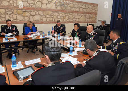 Admiral Michelle Howard, NATO JFC Neapel Commander, bei Treffen in das Center of Excellence für Stabilität Polizei-Einheiten (CoESPU) Vicenza, 10. April 2017. (US-Armee Foto von visuellen Informationen Spezialist Paolo Bovo/freigegeben) Stockfoto