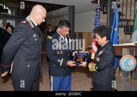 US Armee Oberst Darius S. Gallegos, CoESPU stellvertretender Direktor (Mitte), italienische Carabinieri Lt. Gen Vincenzo Coppola (links), Kommandierender General "Palidoro" Carabinieri spezialisiert und Mobile Einheiten Geschenk von Admiral Michelle Howard (rechts), NATO JFC Neapel Kommandanten während des Besuchs im Center of Excellence für Stabilität Polizei-Einheiten (CoESPU) Vicenza, 10. April 2017. (US-Armee Foto von visuellen Informationen Spezialist Paolo Bovo/freigegeben) Stockfoto