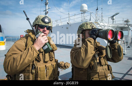 Chief Master-at-Arms Jason Wage und Waffenwart 2. Klasse Emilio Donatlan, beide Küsten Riverine Gruppe 1, zugewiesen Berichten eine eingehende Schiff der US-Küstenwache Anschluss Security Unit 312 während ein kleines Boot Trainingsszenario vor der Küste von Pohang, Südkorea, während der Operation Pazifik erreichen Übung 2017 (OPRex17) 10. April 2017. OPRex17 ist eine bilaterale Fortbildungsveranstaltung zur Bereitschaft zu gewährleisten und aufrecht zu erhalten die ROK-US-Allianz durch die Ausübung ein Bereich Verteilzentrum, ein Air terminal Versorgungsstelle kombiniert gemeinsame Logistik Over-the-Shore, die Nutzung der Schiene, Binnenschifffahrt, ein Stockfoto