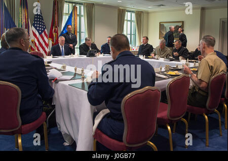 Verteidigungsminister Jim Mattis trifft sich mit Militärdienst Häuptlinge und Kampfkommandanten Senior Leaders wochentags im Pentagon in Washington, D.C., 11. April 2017. (DOD Photo von US Armee Sgt. Amber I. Smith) Stockfoto