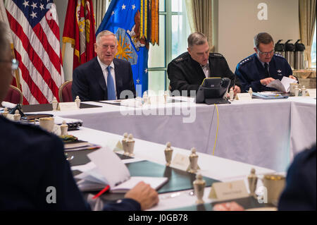 Verteidigungsminister Jim Mattis trifft sich mit Militärdienst Häuptlinge und Kampfkommandanten Senior Leaders wochentags im Pentagon in Washington, D.C., 11. April 2017. (DOD Photo von US Armee Sgt. Amber I. Smith) Stockfoto