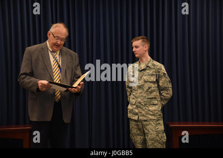 Ein IT-Spezialist der Air National Guard erhält ein College-Diplom am Joe Foss Field, South Dakota, bevor er für eine Reserve Component-Periode eingesetzt wird, was das Gleichgewicht zwischen Bildung und Militärdienst hervorhebt. Stockfoto