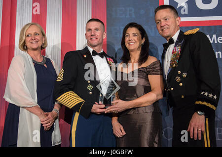 Von links: Frau Debbie Allyn, Sergeant-Major der Armee Sgt. Major Daniel A. Dailey, Frau Holly Dailey und stellvertretender Chef des Stabes der Armee General Daniel B. Allyn posieren für ein Foto bei der USO 35th Annual Awards Dinner im Crystal Gateway Marriott Hotel, Arlington, VA., 21. März 2017. Dailey war der besondere Gruß USO Award im Namen aller Marine Corps Senior verpflichtete Berater und Marine Corps Familien. (Foto: U.S. Marine Corps CPL Samantha K. Braun) Stockfoto